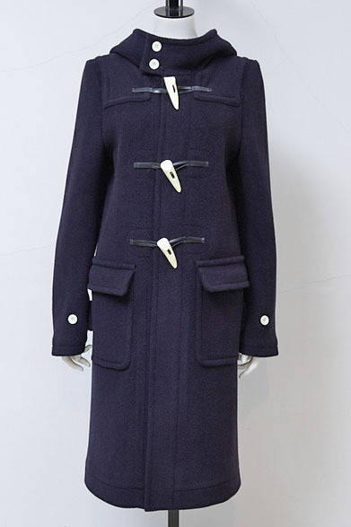 <strong>HYKE｜ハイク</strong>　2013-14年秋冬コレクション　ダッフルコート 8万9250円。「ダッフルコートは、トグルと水牛のボタンを白く塗装しています。一重仕立てのダッフルで、フードの立ち上がりに工夫しているので、かぶった感じも楽しんでください」（大出由紀子さん）