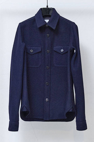 <strong>HYKE｜ハイク</strong>　2013-14年秋冬コレクション　CPO 3万1500円。「素材をふわっとさせないために、メルトン素材を強めに圧縮して、締まった状態で加工したHYKEオリジナル素材を使ったCPOです。見た目にはメンズライクですが、着るとしなやかな素材に注目してください」（大出由紀子さん）