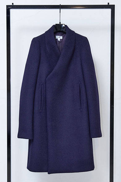 <strong>HYKE｜ハイク</strong>　2013-14年秋冬コレクション　ノーカラーコート7万1400円。「ピーコートからデザインをマイナスしたら……と生まれたものです」（大出由紀子さん）