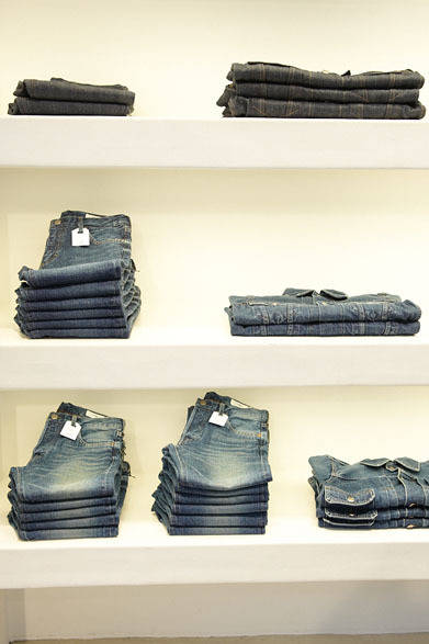 <strong>HYKE｜ハイク</strong>　2013-14年秋冬コレクション　「下の段はgreen時代から引き継いだタイトストレートのデニムで、50年代のディテールを特徴としています。また上の段はデニムが労働着から街着へと変わっていった60年代の雰囲気をもつ新作のタイトスリムです」（吉原秀明さん）