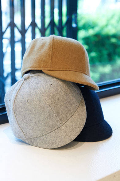 <strong>HYKE｜ハイク</strong>　2013-14年秋冬コレクション　NEW ERA ウールキャップ各9240円。「2013年秋冬シーズンのインスピレーションソースの“NAVY”を象徴するアイテムの一つ。NEW ERA社が過去に“US NAVY”に支給していたウールキャップをイメージし、素材にはHYKEオリジナル生地を使用。NEW ERA社に製作を依頼しました」（吉原秀明さん）