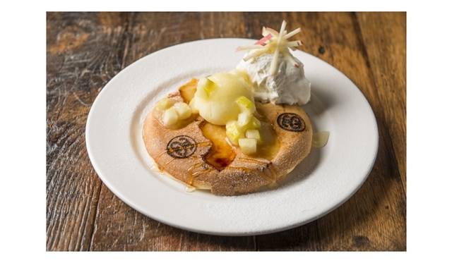 <strong>STUSSY WOMEN TOKYO｜「FREE PANCAKE！！ @Stussy Women Tokyo」を開催</strong>　青リンゴパンケーキ アップルソルベ添