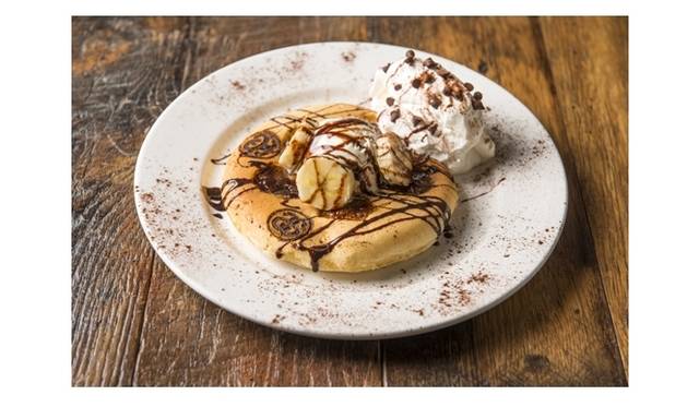 <strong>STUSSY WOMEN TOKYO｜「FREE PANCAKE！！ @Stussy Women Tokyo」を開催</strong>　チョコバナナパンケーキ　バニラアイス添え