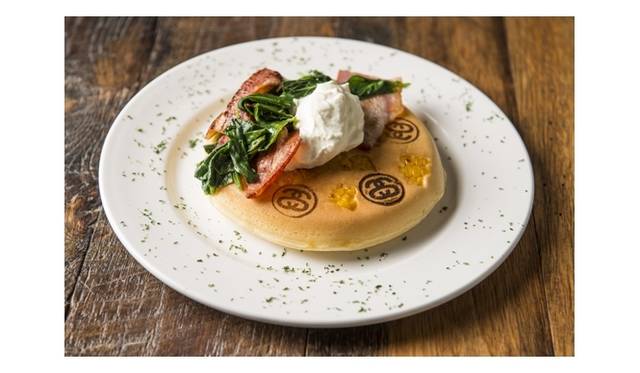 <strong>STUSSY WOMEN TOKYO｜「FREE PANCAKE！！ @Stussy Women Tokyo」を開催　</strong>　スイートコーンパンケーキ　ベーコンとほうれん草のソテー添え