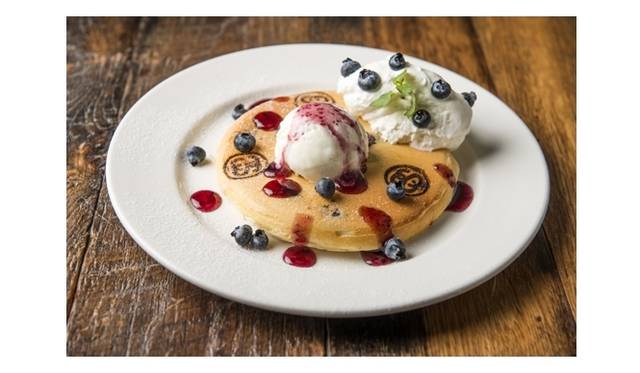 <strong>STUSSY WOMEN TOKYO｜「FREE PANCAKE！！ @Stussy Women Tokyo」を開催</strong>　ブルーベリーパンケーキ　ヨーグルトアイス添え