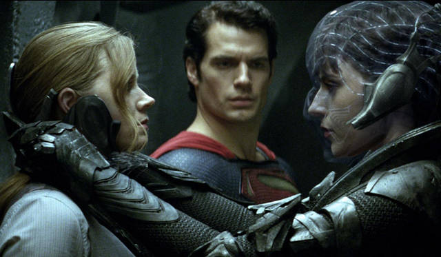 記者ロイス・レイン役のエイミー・アダムス（左）とヘンリー・カビル（中）　TM & © 2013 WARNER BROS. ENTERTAINMENT INC. ALL RIGHTS RESERVED. TM & © DC COMICS