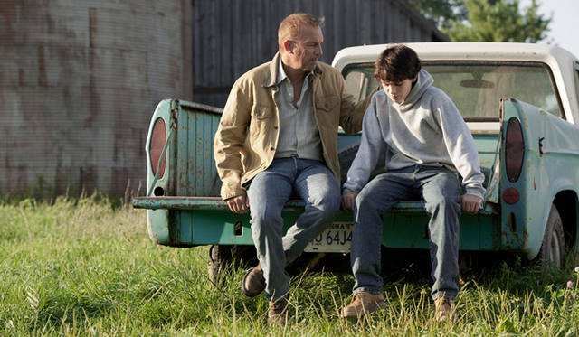 スーパーマンの育ての親にはケビン・コスナー（左）　TM & © 2013 WARNER BROS. ENTERTAINMENT INC. ALL RIGHTS RESERVED. TM & © DC COMICS