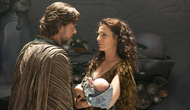 実の父ジョー＝エルには、ラッセル・クロウ（左）　TM & © 2013 WARNER BROS. ENTERTAINMENT INC. ALL RIGHTS RESERVED. TM & © DC COMICS