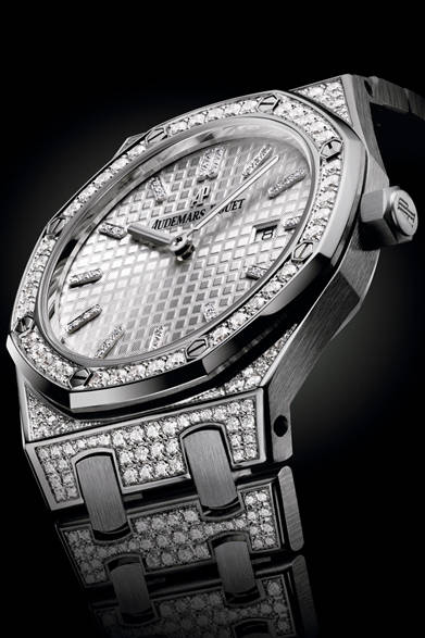 Royal Oak Quarz｜ロイヤル オーク・クォーツ<br />ケース径33mm、18WGケース、クォーツ「キャリバー2713」、合計648個のダイヤモンド（約4.53カラット）、834万7500円