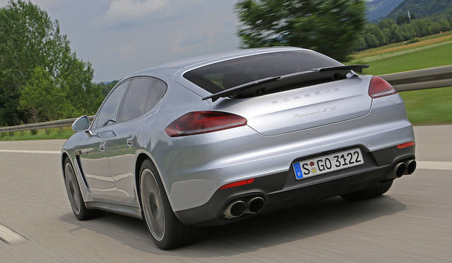 パナメーラのウイングは、通常はリアウインドウの下部に一体化するように格納されており、展開時はもちあがったあとに、左右に伸びる