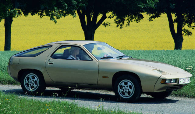 ポルシェが911にかわって、ポルシェの中核を担うラグジュアリースポーツカーとして、誕生させたポルシェ「928」。1977年に登場した。写真は1980年式