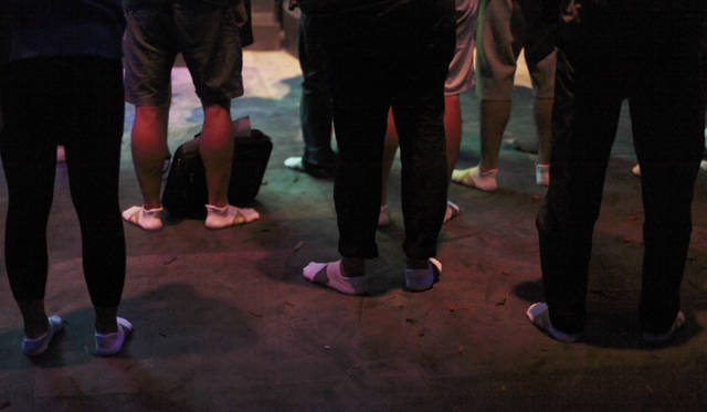 <strong>NIKE RUNNING｜ナイキがランニング革命を起こす！</strong> プレスは靴を脱いでプレゼンテーションを受けた