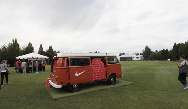 <strong>NIKE RUNNING｜ナイキがランニング革命を起こす！</strong> ナイキ本社の芝生のフィールドには、今回の新製品を積んだワゴンが