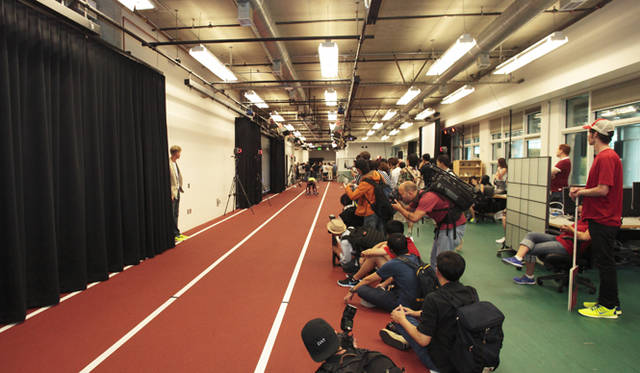 <strong>NIKE RUNNING｜ナイキがランニング革命を起こす！</strong> 研究所内部に設置された長いトラック