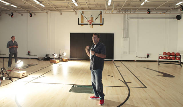 <strong>NIKE RUNNING｜ナイキがランニング革命を起こす！</strong> バスケットボールのハーフコートが研究所内に