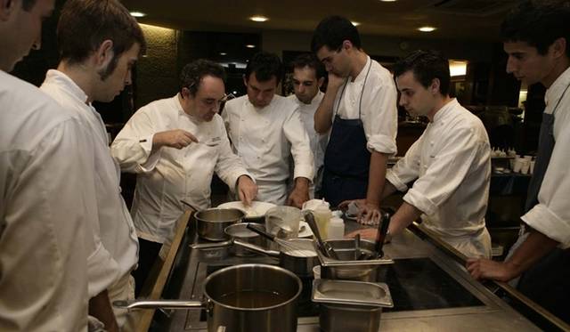 <strong>ART FILE 23｜「elBulli: Ferran Adrià and The Art of Food」</strong>　Ferran Adrià with the elBulli team © Fotógrafo Maribel Ruiz de Erenchun