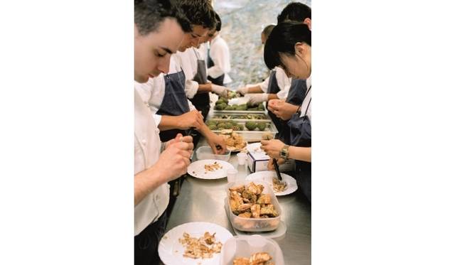 <strong>ART FILE 23｜「elBulli: Ferran Adrià and The Art of Food」</strong>　The elBulli team in the kitchen ©  Fotógrafo Maribel Ruiz de Erenchun