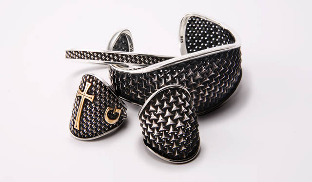 バングル左から「composite 3point bangle」5万7750円、「composite bangle」3万4650円／リング左から、「composite ring」8万7675円、「composite 3point ring」3万6750円