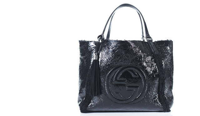 <strong>GUCCI｜グッチ</strong>　ふわふわのカーリーファーが新鮮！　大人気バッグ「ソーホー」に新作登場<br /><br />ショルダーバッグ[W35×H29×D17cm] 24万9900円