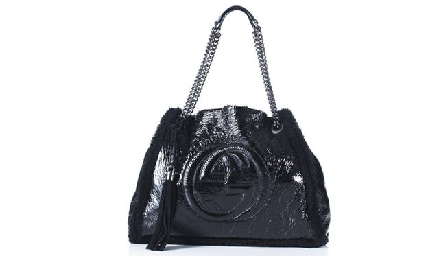 <strong>GUCCI｜グッチ</strong>　ふわふわのカーリーファーが新鮮！　大人気バッグ「ソーホー」に新作登場<br /><br />ショルダーバッグ[W38×H27×D14cm] 18万4800円