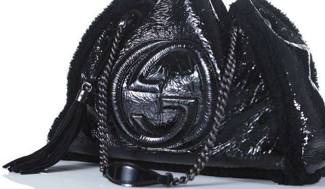 <strong>GUCCI｜グッチ</strong>　ふわふわのカーリーファーが新鮮！　大人気バッグ「ソーホー」に新作登場<br /><br />ショルダーバッグ[W38×H27×D14cm] 18万4800円