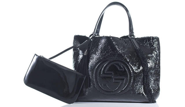 <strong>GUCCI｜グッチ</strong>　ふわふわのカーリーファーが新鮮！　大人気バッグ「ソーホー」に新作登場<br /><br />ショルダーバッグ[W35×H29×D17cm] 24万9900円