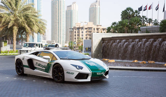 ドバイモールでポリスカーの撮影をおこなうという情報を入手し、さっそく駆けつけた。お目当てのアストンマーティンは、あいにくメインテナンス中。代わりにランボルギーニとフェラーリが来るという