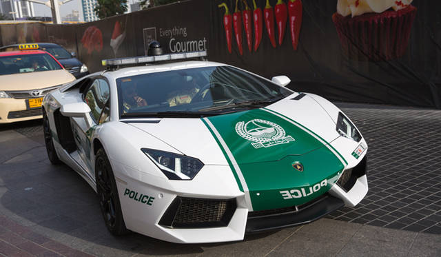 派手なエンジン音とともに、ランボルギーニ「アヴェンタドール」が到着