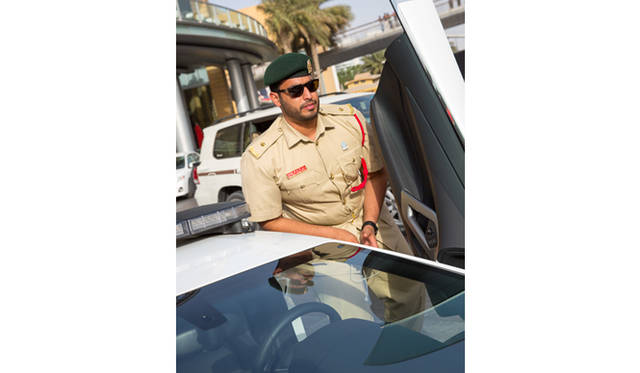 ランボルギーニらしく華々しくドアが開き、なかから警察官が登場