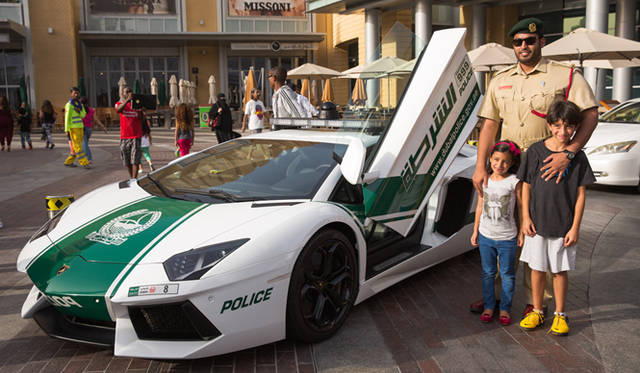 一見強面だが子供に優しく、笑顔で撮影に応じている