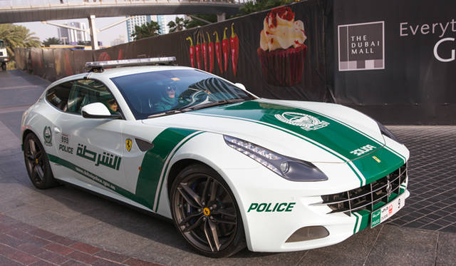 女性警察官が、9センチはありそうなハイヒールで、フェラーリを操っている