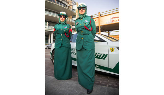 顔は隠していないものの、帽子の下からはスカーフが。ああ、ここはアラブの国