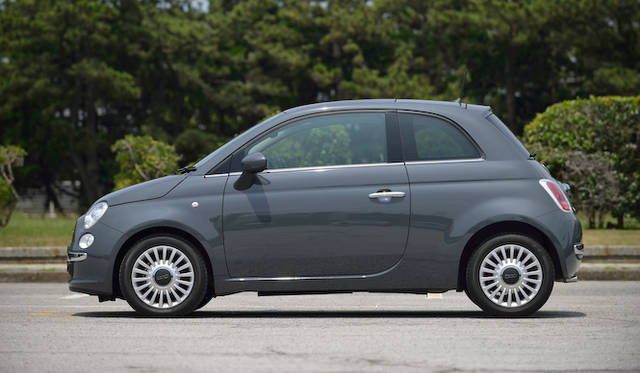 ドアハンドル、サイドウインドウのボトムラインがクローム仕上げなのも「ラウンジ」の特徴