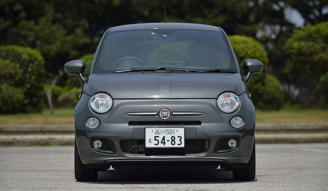 500SはFiatのロゴマークをはさむラインがチタニウムグレーになり、バンパーもスポーティなルックスに