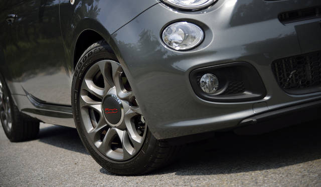 専用アロイホイールに185/55R15サイズのタイヤを履く