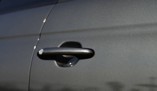 ドアハンドルはチタニウムグレー仕上げ