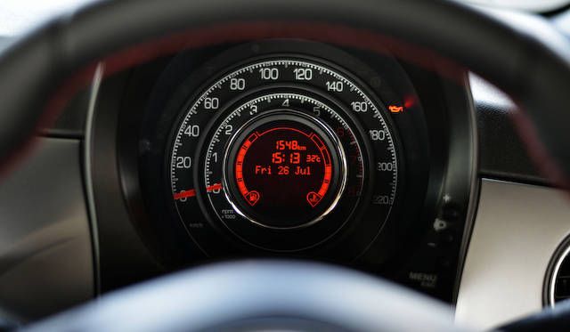 メーターパネルは背景が黒い専用品