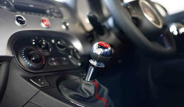 エアコンはマニュアルエアコンとなる