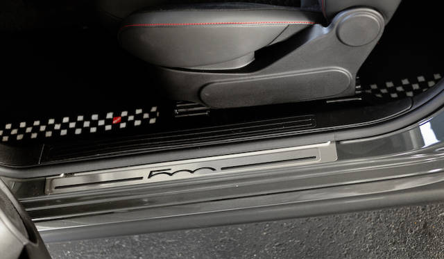 チェッカーがアクセントにはいったフロアマット