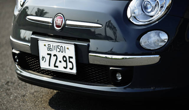 「ラウンジ」はバンパーにクローム仕上げのラインがはいる