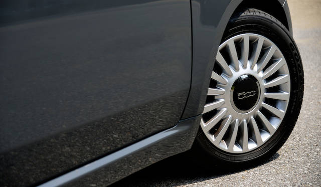 15インチアロイホイールに185/55R15タイヤを装着