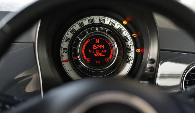 スピードメーターの背景は白