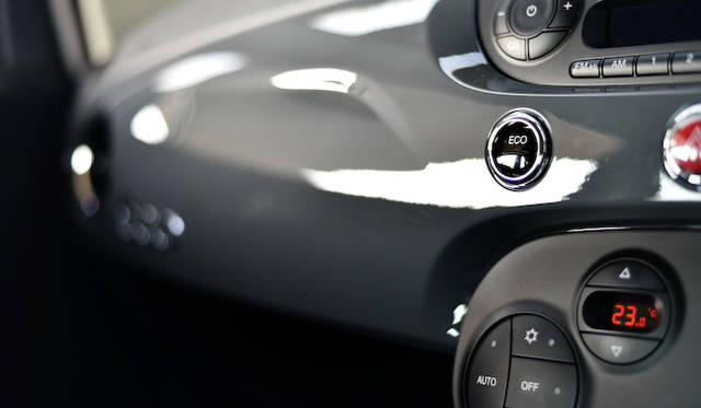 ECOスイッチ使用時はエンジンの最高出力が57kW（77ps）/5,500rpmに抑えられる。エアコンはフルオートだ