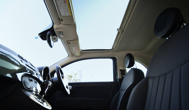 固定式ガラスルーフは標準装備、電動サンルーフはオプションとなる