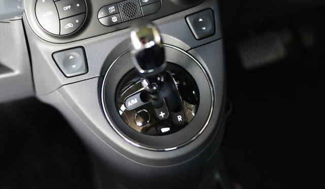 マニュアルモード時は手前に引いてシフトアップ、奥に押し込んでシフトダウンとなる、シーケンシャルトランスミッション