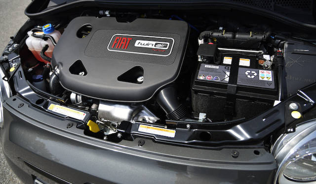 マルチエアテクノロジーとよばれる吸気バルブを油圧制御する機構、バルブの開閉やリフト量を電子制御ソレノイドバルブによって自由に変化させる機能、インタークーラー付き小径タービンのターボチャージャーを備え、ロスを低減し、レスポンスを犠牲にしないフィアットの高性能 2気筒エンジン、ツインエア