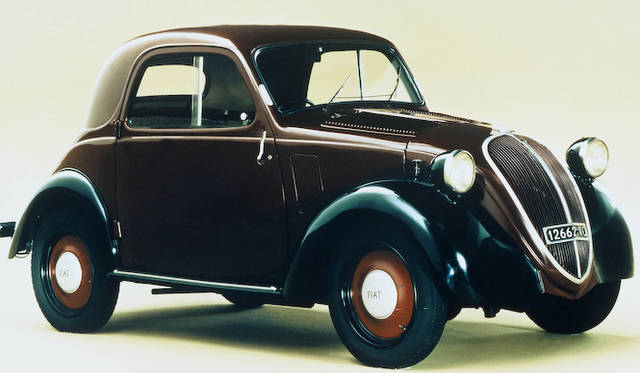 1936年から1955年までつくられた、初代500。ハツカネズミを意味するトポリーノの愛称でよばれた2人乗りの小型車だ。水冷4気筒エンジンをフロントに搭載し、後輪を駆動した