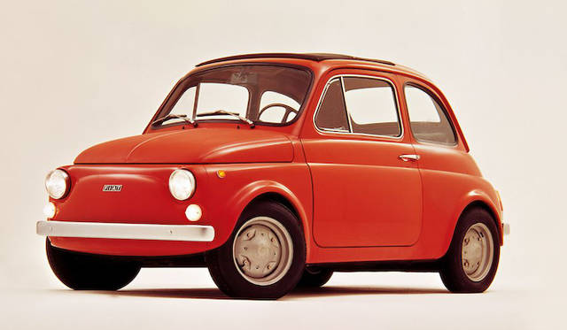 1957年から1977年までつくられた、2代目、ヌオーヴァ500（新500）。全長わずか2,970mmのボディのリアに13psの空冷2気筒エンジンを搭載。4人乗りを実現した。ルーフの一部がキャンバストップになっているのは、エンジンの振動を逃すため。デザインはダンテ・ジアコーサ。スクーターからの乗り換えを促す販売戦略でヒットを飛ばした。イタリアを代表するクルマであり、イタリアには、このクルマを保護するのが目的ともとれる法律も存在する