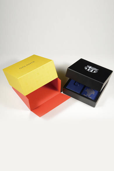 セイコー ガランテ「FCバルセロナ限定モデル」<br />チームカラーを使った豪華なボックスも付属する