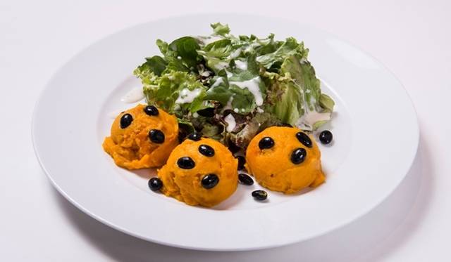 <strong>ART｜草間彌生氏のコンセプトカフェが六本木ヒルズにオープン</strong>　「カボチャと黒豆のサラダ ヨーグルトドレッシング」　1000円